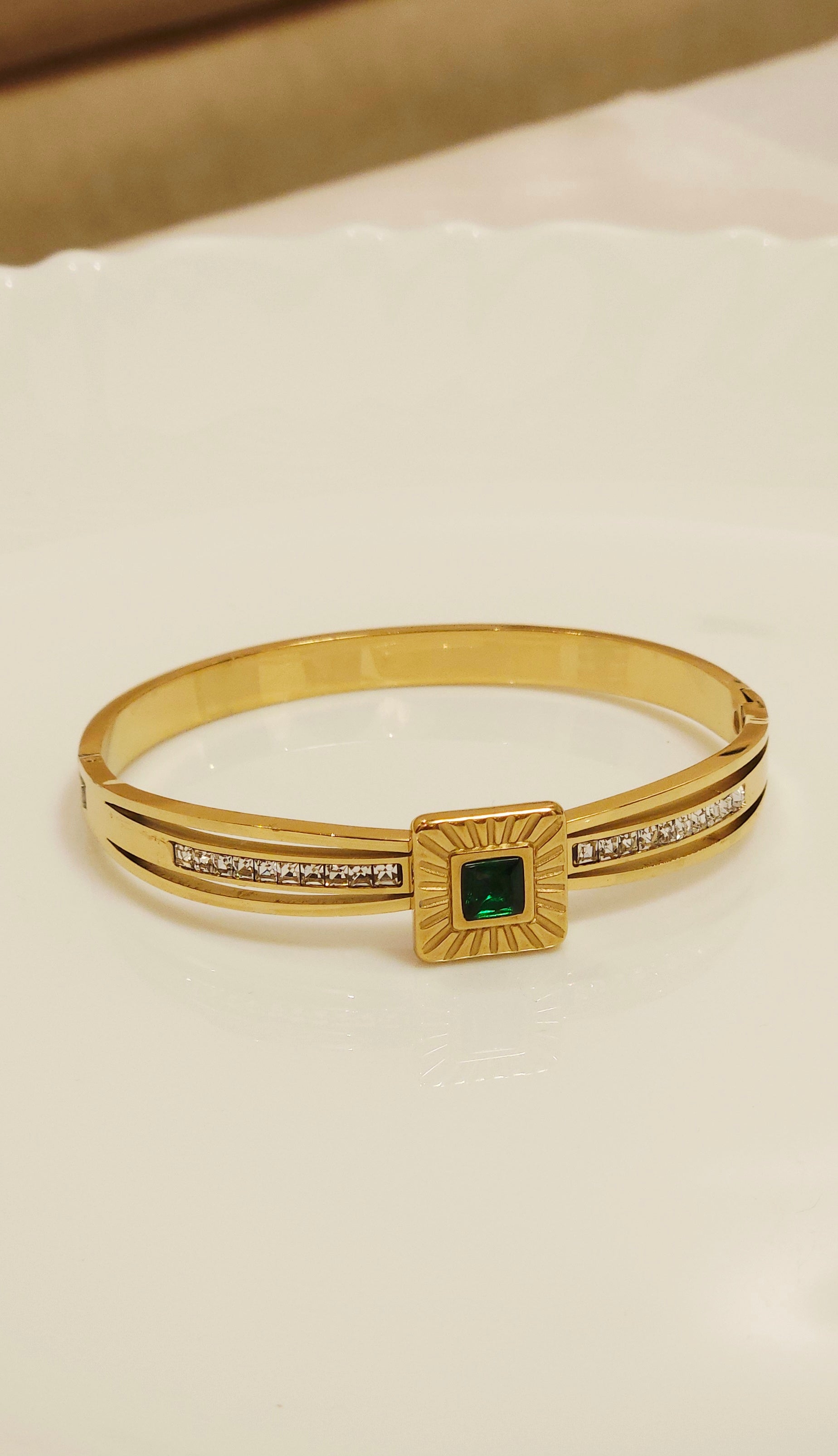 B7083 - Bangle Bracelet
